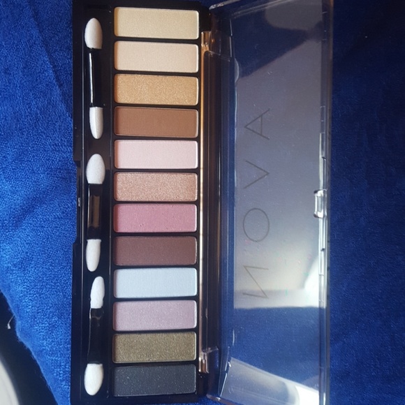 New 12 different eyeshadows in one - Picture 1 of 4